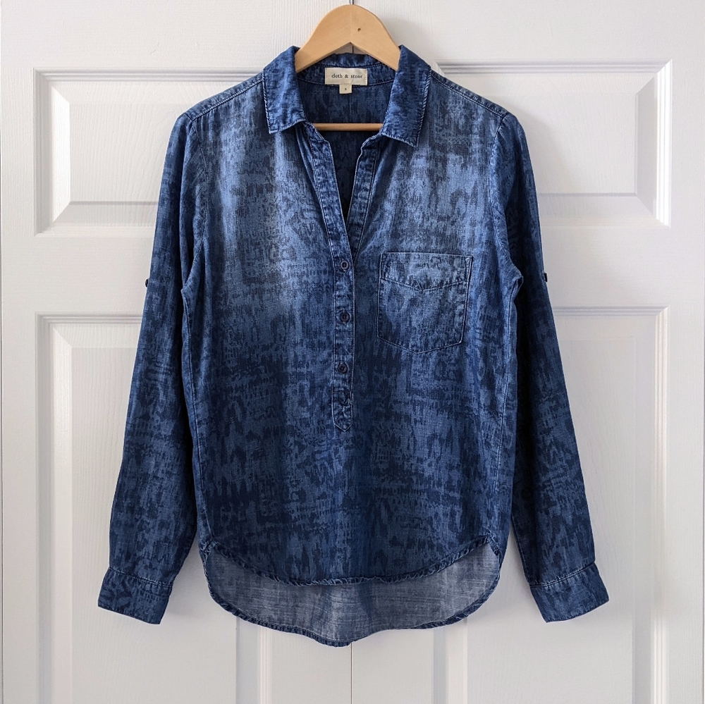 Cloth & Stone Chambray Blue Ikat Print Shirt Size Small